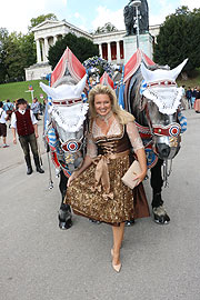 Claudia Hess, die Frau von Thomas Anders bei der Sixt Damen Wiesn im Schützen Festzelt (Foto: Martin Schmitz)